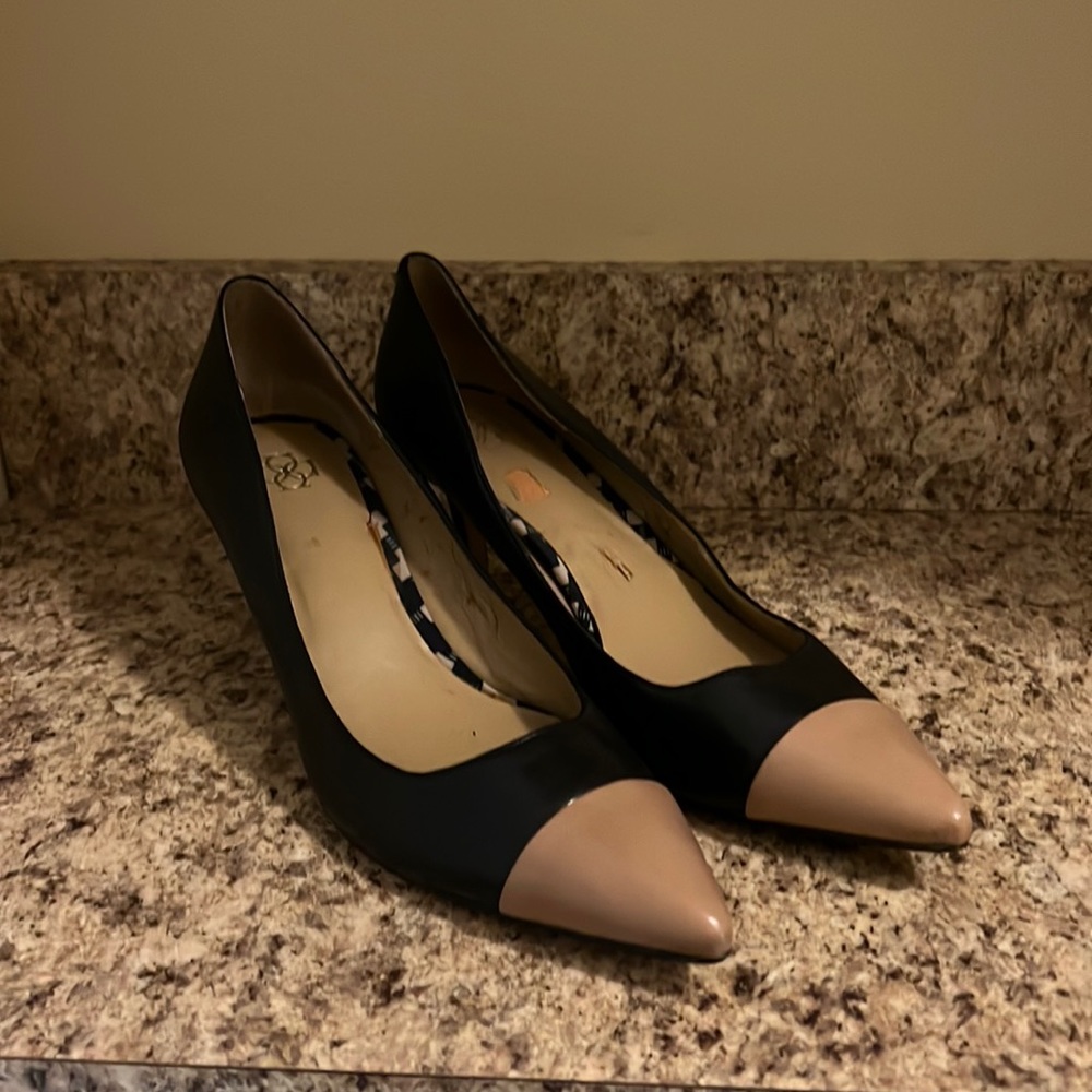Ann Taylor Two Tone (Tan & Navy) Cap Toe Heels - Size 7.5